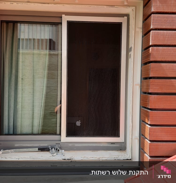 חלון אלומיניום עם מסגרת לבנה ותריסים